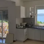 Seaview House Mali Rog *