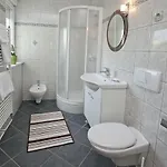 Seaview House Mali Rog *