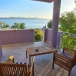 Seaview House Mali Rog *